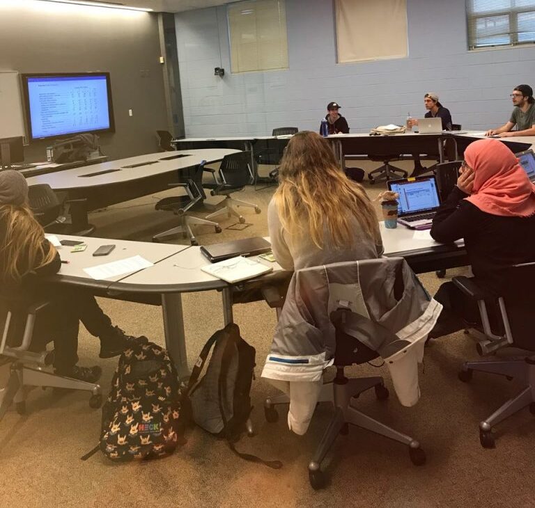 universidad gallaudet sala adaptada personas sordas